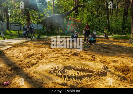 Tscheljabinsk, Russland - 01. Juni 2022. Im Park graben Kinder Knochen im Sand. Stockfoto