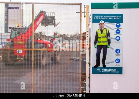 2017 Red Manitou SGCE TELESKOPLADER mindestens erforderlich P.E. Darüber hinaus gibt es Schutzhelm, Schutzbrille, Warnkleidung, Handschuhe der Stufe 5, Sicherheitsschuhschild am neuen Standort des Supermarkts Sainsburys bei Meols Cop, Southport, Großbritannien Stockfoto