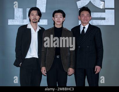 Seoul, Südkorea. 13. Januar 2023. (L bis R) südkoreanische Schauspieler Hyun bin, Kang Ki-Young und Hwang Jung-min, Pressekonferenz für die Vorführung des Films "Bargaining" in Seoul, Südkorea am 13. Januar 2023. Die Veröffentlichung ist für den 18. Januar 2023 geplant (Foto: Lee Young-ho/Sipa USA). Kredit: SIPA USA/Alamy Live News Stockfoto