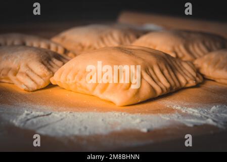 Nahaufnahme von hausgemachtem Gebäck auf Holzbrett Stockfoto