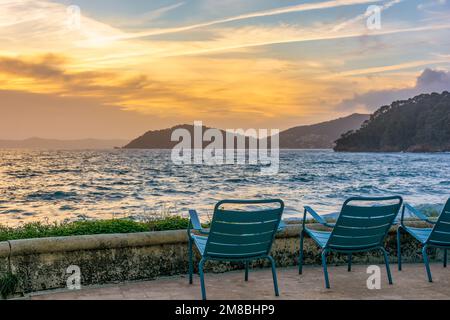 Malerischer Blick auf den mediterranen farbenfrohen Sonnenuntergang von der Bucht von Saint Tropez Stockfoto