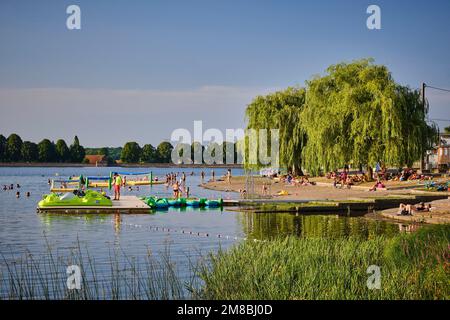 Sport- und Erholungspark am Mittersheim-Teich. Ein Teich mit einer Fläche von 220 Hektar, der vom Canal des houilleres de la Sarre durchzogen wird; Stockfoto