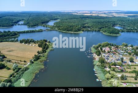 Luftaufnahme des 220 Hektar großen Teiches Mittersheim, der vom Canal des houilleres de la Sarre, Moselle, durchquert wird Stockfoto