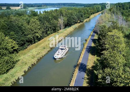 Luftaufnahme des Teiches „etang du Stock“ und des Canal des houilleres de la Sarre, Moselle. Bootsfahrt auf dem Kanal Stockfoto