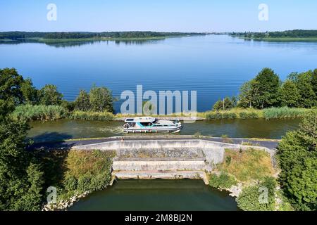 Luftaufnahme des Teiches „etang du Stock“ und des Canal des houilleres de la Sarre, Moselle. Bootsfahrt auf dem Kanal Stockfoto