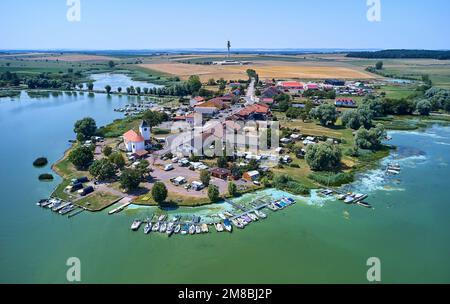 ‚Etang du Stock‘, der in den Canal des houilleres de la Sarre fließt. Hier, das Dorf Rhodos, Moselle Stockfoto