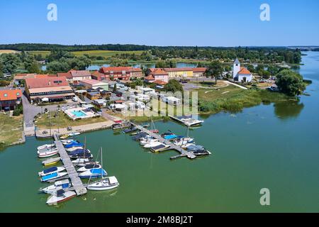 ‚Etang du Stock‘, der in den Canal des houilleres de la Sarre fließt. Hier, das Dorf Rhodos, Moselle Stockfoto