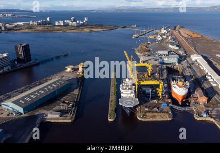 Hafen von Leith am Firth of Forth, Edinburgh. Das Angebot von Forth Port, ein neuer grüner freeport zu werden, der in Leith angesiedelt sein soll, wurde genehmigt, nachdem die britische und die schottische Regierung angekündigt hatten, zwei neue grüne freeports in Schottland einzurichten. Foto: Freitag, 13. Januar 2023. Stockfoto