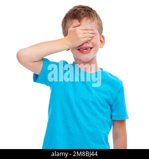 Kinder, versteckt euch, sucht und überrascht euch mit einem Jungen im Studio, isoliert auf weißem Hintergrund, der sein Gesicht mit der Hand bedeckt. Kinder, blind und mit A spielend Stockfoto