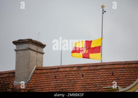 Salem, Deutschland. 13. Januar 2023. Die Flagge des Hauses Baden wird am zweiten Tag der Beerdigung von Max Margrave von Baden im Schloss Salem auf Halbmast gehisst. Der Bestattungsservice richtet sich an den Familienkreis, freundliche Häuser und Vertreter aus Politik, Wirtschaft und Kultur. Der Margrave starb am 29. Dezember im Alter von 89 Jahren im Schloss Salem am Bodensee. Kredit: Philipp von Ditfurth/dpa/Alamy Live News Stockfoto