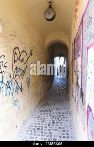 Blick auf die Strada Sforii (Seilstraße). Die schmalste Straße von Brașov Rumänien; eine der schmalsten in Europa. Anfangs war es ein Korridor für Feuerwehrleute Stockfoto