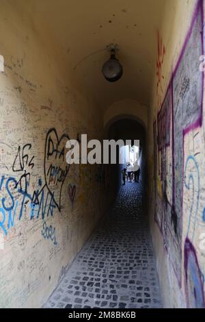 Blick auf die Strada Sforii (Seilstraße). Die schmalste Straße von Brașov Rumänien; eine der schmalsten in Europa. Anfangs war es ein Korridor für Feuerwehrleute Stockfoto