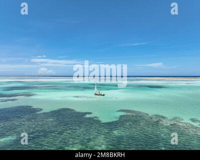 Sansibar (Pingwe Beach auf der größten Insel des Sansibar Archipels, Unguja, Luftaufnahme) Stockfoto