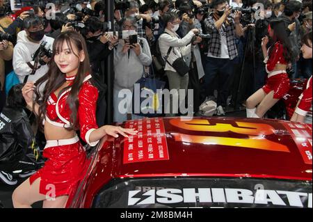 Chiba, Japan. 13. Januar 2023. Am Freitag, den 13. Januar 2023, posiert ein Modell für Fotografen während des „Tokyo Auto Salon 2023" auf der Makuhari messe in der Präfektur Chiba, Japan. Foto: Keizo Mori/UPI Credit: UPI/Alamy Live News Stockfoto