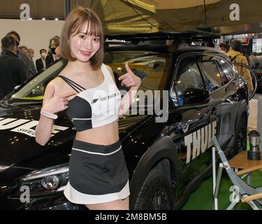 Chiba, Japan. 13. Januar 2023. Am Freitag, den 13. Januar 2023, posiert ein Modell für Fotografen während des „Tokyo Auto Salon 2023" auf der Makuhari messe in der Präfektur Chiba, Japan. Foto: Keizo Mori/UPI Credit: UPI/Alamy Live News Stockfoto