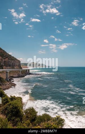 Die Sea Cliff Bridge, eine 2005 erbaute balancierte Auslegerbrücke, verläuft entlang der Küste von New South Wales in Australien, die die Städte Clifton verbindet Stockfoto