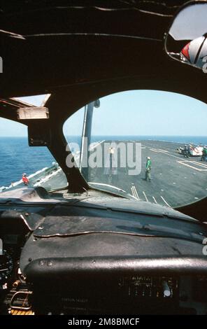 Wie aus dem Cockpit eines Angriffsgeschwaders 176 (VA-176) KA-6D zu sehen ist, führt ein Flugzeugdirektor den Piloten zum Katapult Nr. 2 auf dem Cockpit des Flugzeugträgers USS FORRESTAL (CV 59). Basis: USS Forrestal (CV 59) Land: Atlantik (AOC) Stockfoto