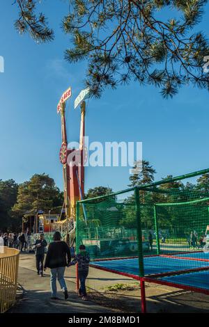 Tscheljabinsk, Russland - 01. Juni 2022. Die Leute gehen im Vergnügungspark spazieren. Stockfoto