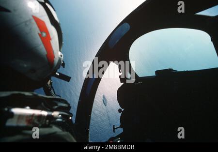 Ein Blick aus dem Cockpit eines Angriffsgeschwaders 176 (VA-176) KA-6D im Flug über dem Flugzeugträger USS FORRESTAL (CV 59). Land: Atlantik (AOC) Stockfoto