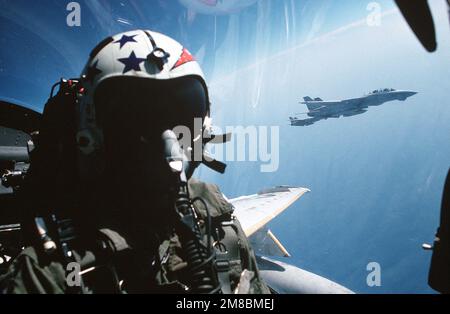 Ein Blick auf zwei F-14A Tomcat-Flugzeuge aus dem Kampfgeschwader 11 (VF-11) während des Fluges, vom rechten Sitz aus gesehen, an Bord eines Angriffsgeschwaders 176 (VA-176) KA-6D Intruder-Flugzeugs. Beide Staffeln befinden sich an Bord des Flugzeugträgers USS FORRESTAL (CV 59). Land: Atlantik (AOC) Stockfoto