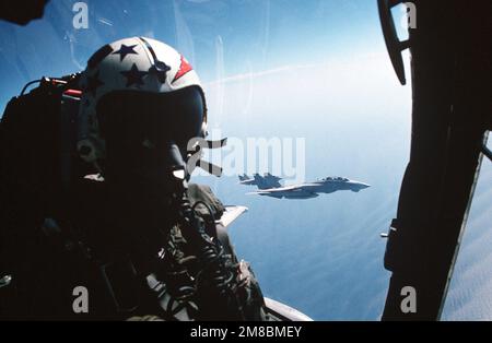 Ein Blick auf zwei F-14A Tomcat-Flugzeuge aus dem Kampfgeschwader 11 (VF-11) während des Fluges, vom rechten Sitz aus gesehen, an Bord eines Angriffsgeschwaders 176 (VA-176) KA-6D Intruder-Flugzeugs. Beide Staffeln befinden sich an Bord des Flugzeugträgers USS FORRESTAL (CV 59). Land: Atlantik (AOC) Stockfoto