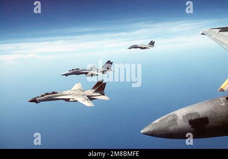 Die linke Seitenansicht von drei im Flug befindlichen F-14A Tomcat-Flugzeugen, vom Cockpit eines Angriffsschwadron 176 (VA-176) KA-6D Intruder-Flugzeugs aus gesehen. Das Nahflugzeug ist von der Kampfstaffel 31 (VF-31), die anderen beiden sind der Kampfstaffel 11 (VF-11) zugewiesen. Alle Flugzeuge befinden sich an Bord des Flugzeugträgers USS FORRESTAL (CV 59). Land: Atlantik (AOC) Stockfoto