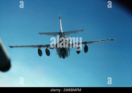Ein Angriffsgeschwader 176 (VA-176) KA-6D Eindringflugzeug setzt während eines Fluges vom Flugzeugträger USS FORRESTAL (CV 59) seine Betankungsdroge für ein sich näherndes Flugzeug aus. Land: Atlantik (AOC) Stockfoto