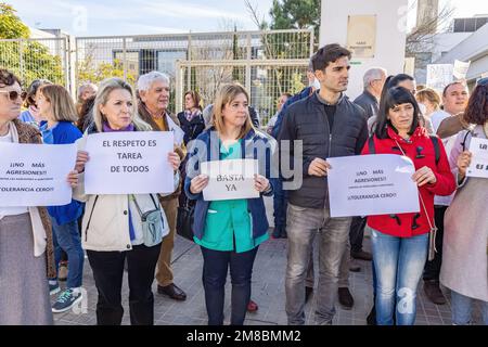 Huelva, Spanien - 13. Januar 2023: Protestkonzentration von Gesundheitspersonal und Patienten im Gesundheitszentrum Torrejón de Huelva gegen die Aggression Stockfoto