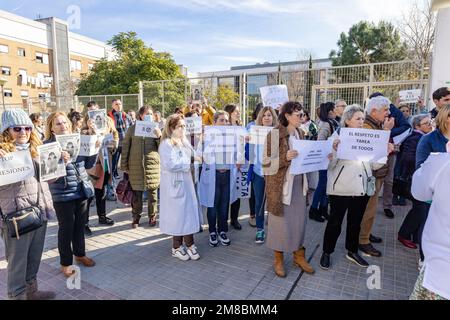 Huelva, Spanien - 13. Januar 2023: Protestkonzentration von Gesundheitspersonal und Patienten im Gesundheitszentrum Torrejón de Huelva gegen die Aggression Stockfoto