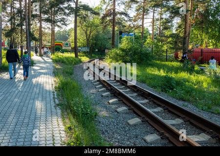 Tscheljabinsk, Russland - 01. Juni 2022. Eine Frau mit einem Kind geht auf der Plattform entlang der Bahngleise. Stockfoto