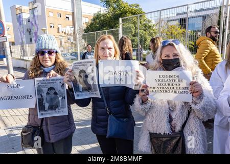 Huelva, Spanien - 13. Januar 2023: Protestkonzentration von Gesundheitspersonal und Patienten im Gesundheitszentrum Torrejón de Huelva gegen die Aggression Stockfoto