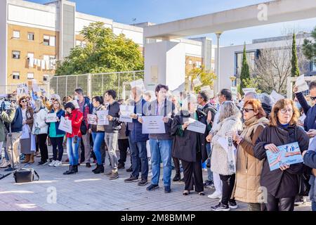 Huelva, Spanien - 13. Januar 2023: Protestkonzentration von Gesundheitspersonal und Patienten im Gesundheitszentrum Torrejón de Huelva gegen die Aggression Stockfoto