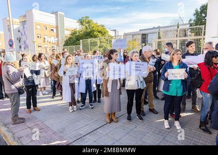 Huelva, Spanien - 13. Januar 2023: Protestkonzentration von Gesundheitspersonal und Patienten im Gesundheitszentrum Torrejón de Huelva gegen die Aggression Stockfoto