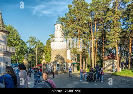 Tscheljabinsk, Russland - 01. Juni 2022. An einem Sommertag gehen Leute im Park spazieren. Stockfoto