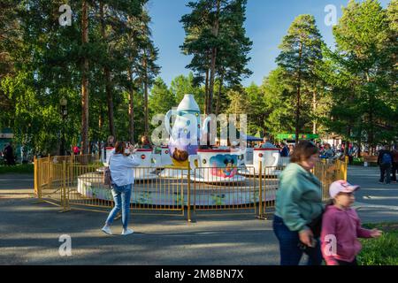 Tscheljabinsk, Russland - 01. Juni 2022. Kinderattraktion in Form einer Teekanne und Tassen. Stockfoto