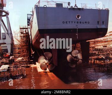 Ein Blick auf das Heck des geführten Raketenkreuzers GETTYSBURG (CG-64), während das Schiff vor seiner Taufe und Startzeremonie auf der Werft Bath Iron Works auf dem Weg steht. Basis: Bath Bundesstaat: Maine (ME) Land: Vereinigte Staaten von Amerika (USA) Stockfoto