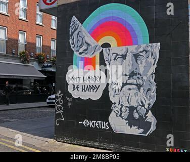 Keine Sorge, sei glücklich, ein Zitat von Epktetus, Epictetus, Graffito an einer Dublin-Mauer, Regenbogen aus dem Geist Stockfoto