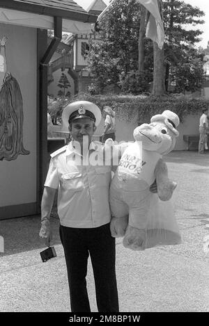 Ein sowjetischer oberster Pettty Officer hält ein Stofftier während eines Besuchs des Busch Gardens Themenparks. Sowjetische Matrosen des geführten Raketenkreuzers MARSCHALL USTINOV, des geführten Raketenzerstörers OTLICHNYY und des Nachfüllölers GENRIKH GASANOV besichtigen während ihres fünftägigen guten Besuchs in der Marinestation in Norfolk, VA, lokale Sehenswürdigkeiten. Basis: Williamsburg Bundesstaat: Virginia (VA) Land: Vereinigte Staaten von Amerika (USA) Stockfoto