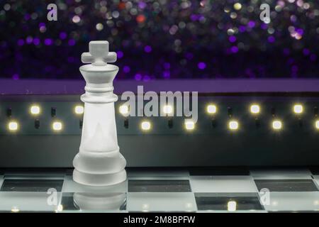 Schach mit Spielfiguren aus Glas, Königin, König, Bauer und Spielbrett aus Glas in schwarz und weiß Stockfoto