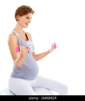 Frau, Schwangerschaft und Sportball mit Kurzhantel im Studio für Fitness, Wellness und Selbstpflege auf weißem Hintergrund. Schwangere Frau, Entwicklung und Stockfoto