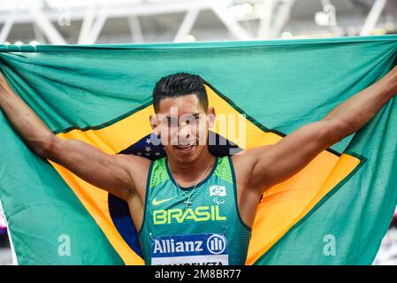 Mateus Evangelista Cardoso feiert den Sieg von 100m T37 bei den Para Athletics World Championships 2017 im London Stadium, Großbritannien. Brasilianischer Sportler Stockfoto