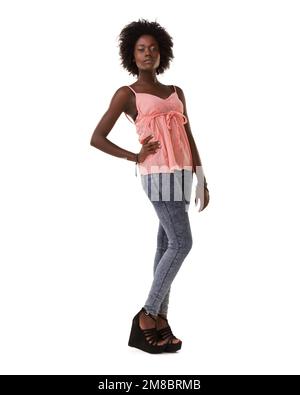 Mode, Stil und Porträt einer schwarzen Frau mit Selbstvertrauen auf weißem Hintergrund im Studio. Trendig, modisch und die Kleidung eines jungen Afrikaners Stockfoto