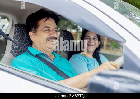 Glücklicher, reifer indianer, der mit seiner Frau Auto fährt. Reisen und Abenteuer. Personen- und Sicherheitskonzept. Stockfoto