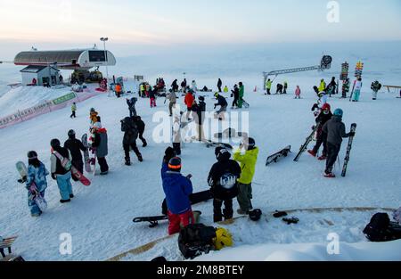 (230113) -- ALTAY, 13. Januar 2023 (Xinhua) -- Menschen haben Spaß in einem Skigebiet in Altay City, Nordwestchina, Xinjiang Uygur Autonomous Region, 2. Januar 2023. Die Präfektur Altay ist bekannt für ihre lange Wintersaison, die bis zu acht Monate pro Jahr dauern kann. Mit seinem weitläufigen natürlichen Pulverschnee zieht es Skifahrer weltweit an. Die Region hat sich in den letzten Jahren bemüht, den Wintertourismus anzukurbeln und Besucher mit Skifahren, Eisangeln und anderen Winteraktivitäten zu verführen. Zwischen dem 2022. Dezember und dem 11. Januar 2023 wurden rund 1,02 Millionen Touristen aufgenommen. (Xinhua/Hu Huhu) Stockfoto