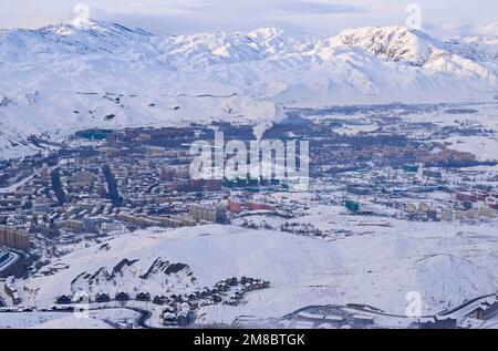 (230113) -- ALTAY, 13. Januar 2023 (Xinhua) -- Dieses Luftfoto wurde am 30. Dezember 2022 aufgenommen und zeigt einen Blick auf die Stadt Altay in der Autonomen Region Xinjiang Uygur im Nordwesten Chinas. Die Präfektur Altay ist bekannt für ihre lange Wintersaison, die bis zu acht Monate pro Jahr dauern kann. Mit seinem weitläufigen natürlichen Pulverschnee zieht es Skifahrer weltweit an. Die Region hat sich in den letzten Jahren bemüht, den Wintertourismus anzukurbeln und Besucher mit Skifahren, Eisangeln und anderen Winteraktivitäten zu verführen. Zwischen dem 2022. Dezember und dem 11. Januar 2023 wurden rund 1,02 Millionen Touristen aufgenommen. (Xinhua/Hu Huhu) Stockfoto