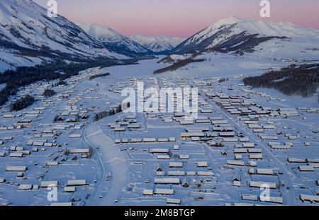 (230113) -- ALTAY, 13. Januar 2023 (Xinhua) -- Dieses Luftfoto wurde am 12. Januar 2023 aufgenommen und zeigt das Winterresort Hemu in der Präfektur Altay, der Autonomen Region Xinjiang Uygur im Nordwesten Chinas. Die Präfektur Altay ist bekannt für ihre lange Wintersaison, die bis zu acht Monate pro Jahr dauern kann. Mit seinem weitläufigen natürlichen Pulverschnee zieht es Skifahrer weltweit an. Die Region hat sich in den letzten Jahren bemüht, den Wintertourismus anzukurbeln und Besucher mit Skifahren, Eisangeln und anderen Winteraktivitäten zu verführen. Zwischen dem 2022. Dezember und dem 11. Januar 2023 wurden rund 1,02 Millionen Touristen aufgenommen. (Xinhua/Hu Huhu) Stockfoto