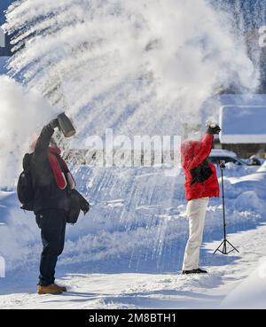 (230113) -- ALTAY, 13. Januar 2023 (Xinhua) -- Touristen leben ein Spiel, in dem sie bei extrem kaltem Wetter Wasser in Eis spritzen in der Präfektur Altay, Nordwest-Chinas autonome Region Xinjiang Uygur, 12. Januar 2023. Die Präfektur Altay ist bekannt für ihre lange Wintersaison, die bis zu acht Monate pro Jahr dauern kann. Mit seinem weitläufigen natürlichen Pulverschnee zieht es Skifahrer weltweit an. Die Region hat sich in den letzten Jahren bemüht, den Wintertourismus anzukurbeln und Besucher mit Skifahren, Eisangeln und anderen Winteraktivitäten zu verführen. Zwischen Dezember 2022 und Januar wurden rund 1,02 Millionen Touristen aufgenommen Stockfoto