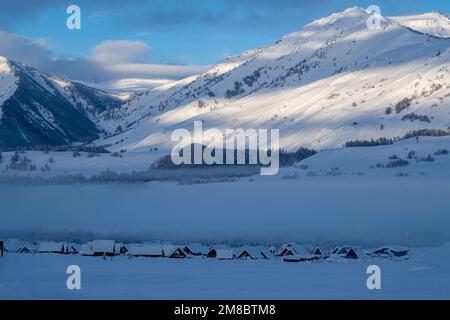 (230113) -- ALTAY, 13. Januar 2023 (Xinhua) -- Dieses Foto wurde am 8. Januar 2023 aufgenommen und zeigt das Winterresort Hemu in der Präfektur Altay, der Autonomen Region Xinjiang Uygur im Nordwesten Chinas. Die Präfektur Altay ist bekannt für ihre lange Wintersaison, die bis zu acht Monate pro Jahr dauern kann. Mit seinem weitläufigen natürlichen Pulverschnee zieht es Skifahrer weltweit an. Die Region hat sich in den letzten Jahren bemüht, den Wintertourismus anzukurbeln und Besucher mit Skifahren, Eisangeln und anderen Winteraktivitäten zu verführen. Zwischen dem 2022. Dezember und dem 11. Januar 2023 wurden rund 1,02 Millionen Touristen aufgenommen. (Xinhua/Hu Huhu) Stockfoto