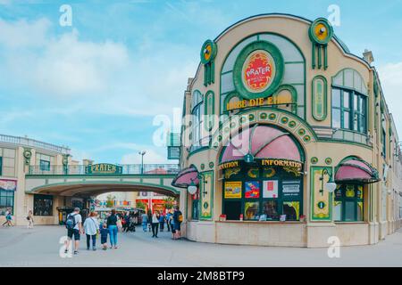 Wien, Österreich - 28. August 2022: Menschen am Eingang des berühmten Wurstelprater Vergnügungsparks, auch bekannt als einfach Prater, der 1766 eröffnet wurde Stockfoto