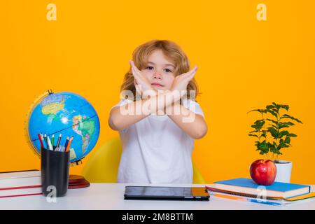 Hör auf, mich zu schikanieren Traurige und wütende Schülerin. Schüler lernen im Unterricht Englisch in der Schule. Grundschulkind. Porträt von Stockfoto